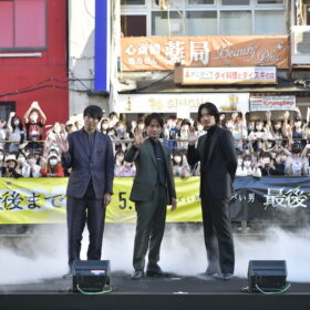 岡田准一と綾野剛が道頓堀に登場！『最後まで行く』“大阪まで”行くイベント開催