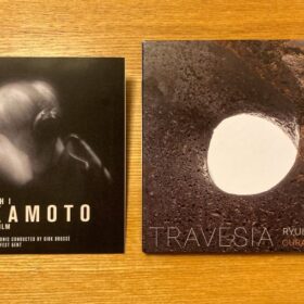 『RYUICHI SAKAMOTO ーMUSIC FOR FILM』（左）と『TRAVESIA  RYUICHI SAKAMOTO CURATED BY INARRITU』（右）のCD。（画像は筆者の私物、筆者撮影）