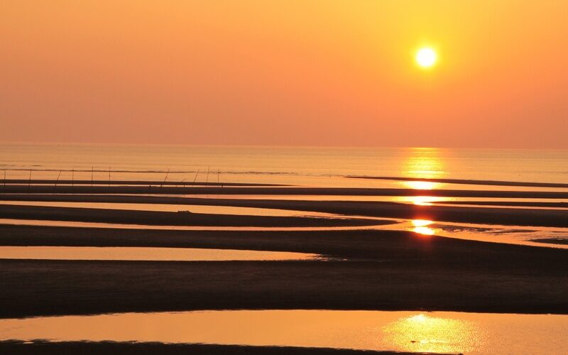 友だち同士やカップルで訪れたい！ 干潟の縞模様と夕陽が織りなす絶景スポット・真玉海岸が一望できる「恋叶♡ゆうひテラス」