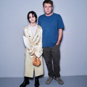 板垣李光人とロエベのクリエイティブ ディレクター、ジョナサン・アンダーソン