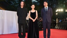 杉咲花、シックなブラックワンピース纏いレッドカーペットに登場！ 初の東京国際映画祭は「エネルギッシュな場所でした」