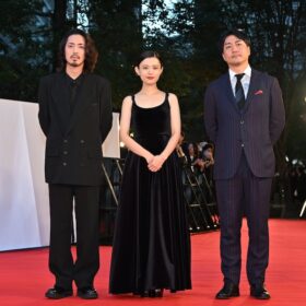 杉咲花、シックなブラックワンピース纏いレッドカーペットに登場！ 初の東京国際映画祭は「エネルギッシュな場所でした」