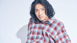 柄本佑、役作りのため“Tバックの色”にまでこだわったと告白!?「こういう空の色みたいなやつとかありますかと言って…」