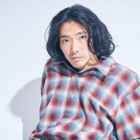 柄本佑、役作りのため“Tバックの色”にまでこだわったと告白!?「こういう空の色みたいなやつとかありますかと言って…」