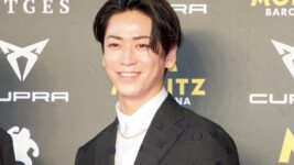 亀梨和也、シッチェス映画祭のレッドカーペットに登場！『怪物の木こり』観客の反応に「ぶわっと沸いてくれて鳥肌が立ちました」