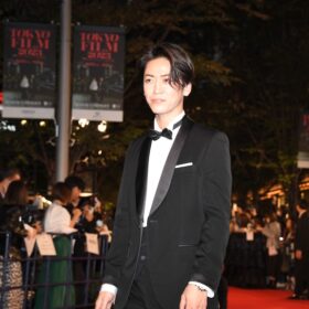 亀梨和也、蝶ネクタイ姿で東京国際映画祭のレッドカーペットに！ 「とにかくメッセージがある作品」と『怪物の木こり』の見どころアピール