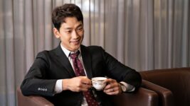 RAIN（ピ）が悪徳弁護士＆熱血検事に!? パラレルワールドでの三角関係の行方は？