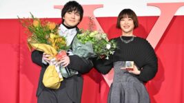 林遣都、上野樹里からの『隣人X』舞台挨拶直前”サプライズ”に驚き!?「大きな段ボールを持って来てベリベリ！と…」