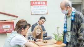 東出昌大と倉悠貴が撮影現場で将棋対決!?『コーポ・ア・コーポ』の和気あいあいとしたメイキング動画