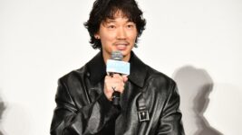 綾野剛が『カラオケ行こ！』完成披露試写会で歌唱パートの舞台裏を告白「恐ろしいほどの情念を持って歌っています」