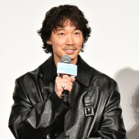 綾野剛が『カラオケ行こ！』完成披露試写会で歌唱パートの舞台裏を告白「恐ろしいほどの情念を持って歌っています」