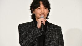 綾野剛、齋藤潤から「好きなところ本当に沢山ある」とベタ褒めされ照れまくり!?『カラオケ行こ！』大ヒット御礼舞台挨拶に登壇