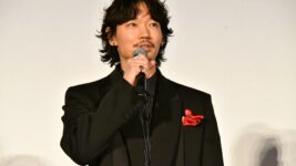 綾野剛の”熱唱”に齋藤潤ら共演者驚愕!?「裏声の『紅』ってこんなんなんだと…」『カラオケ行こ！』歌唱シーン撮影秘話