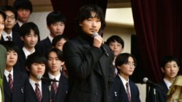 綾野剛「鳥肌が止まりません！」Little Glee Monsterが”強豪”合唱部と『カラオケ行こ！』の主題歌「紅」を初披露