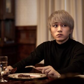 WEST.神山智洋が“生肉”ステーキを頬張り、ナイフを片手に当て…？ 主演ドラマ『白暮のクロニクル』場面写真