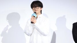 JO1木全翔也、ラクダ色パンツに黒ぶち眼鏡姿で登場！