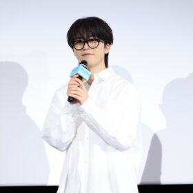 JO1木全翔也、ラクダ色パンツに黒ぶち眼鏡姿で登場！