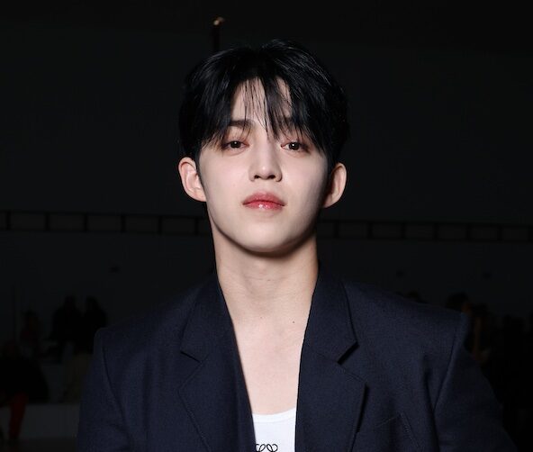 SEVENTEEN・エスクプス、ネイビージャケットに美白肌が映えアダルトな