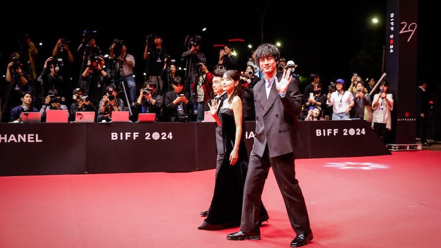 坂口健太郎、黒スーツ姿で第29回釜山国際映画祭へ！ 有村架純と共に