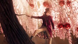 『ウォンカとチョコレート工場のはじまり』が初登場第1位！ ティモシー・シャラメが歌って踊る特別映像が公開
