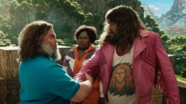 全世界興行収入、驚異の8.16億ドル突破！ ジャック・ブラックが歌い踊り“顔芸”も披露する『マインクラフト』特別映像