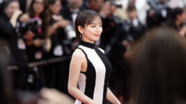 齊藤京子「生きてきた中で一番幸せな日」黒白ストライプ柄の“可憐”ノースリーブドレスでレッドカーペットへ登場！／カンヌ国際映画祭