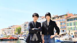 小松菜奈、ヘソ出し黒ジャケがおしゃれ！ 二宮和也とカンヌの街を堪能
