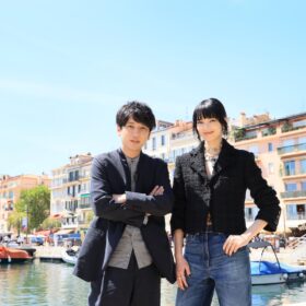 小松菜奈、ヘソ出し黒ジャケがおしゃれ！ 二宮和也とカンヌの街を堪能