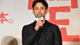 妻夫木聡、2000人のエキストラを動員した「コザ暴動」撮影裏を語る「色んな感情が入り混じった混沌」