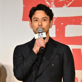妻夫木聡、2000人のエキストラを動員した「コザ暴動」撮影裏を語る「色んな感情が入り混じった混沌」