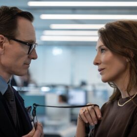 愛する妻を疑え！ マイケル・ファスベンダー＆ケイト・ブランシェットの本格スパイ・サスペンス『ブラックバッグ』日本公開決定