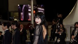 小松菜奈、大胆背中開きドレス纏い二宮和也とレッドカーペットへ！シースルー素材のドレスから美脚もチラリ