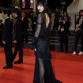 小松菜奈、大胆背中開きドレス纏い二宮和也とレッドカーペットへ！シースルー素材のドレスから美脚もチラリ