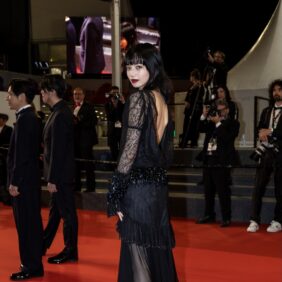 小松菜奈、大胆背中開きドレス纏い二宮和也とレッドカーペットへ！シースルー素材のドレスから美脚もチラリ