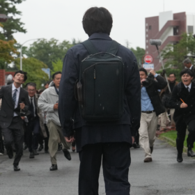 綾野剛、自宅には誹謗中傷の落書きが散乱 押し寄せるマスコミ…次第に追い詰められていく『でっちあげ』予告