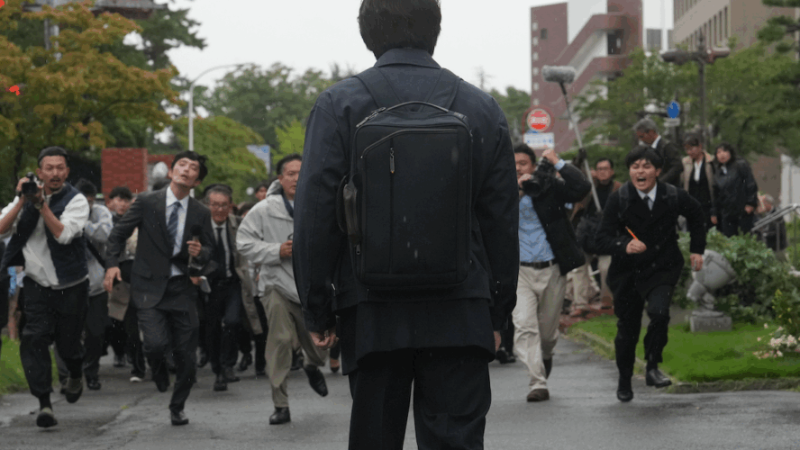 綾野剛、自宅には誹謗中傷の落書きが散乱 押し寄せるマスコミ…次第に追い詰められていく『でっちあげ』予告