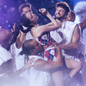 BLACKPINKジス、アーガイル柄ボディスーツから割れた腹筋がチラリ…スラリ美脚も披露