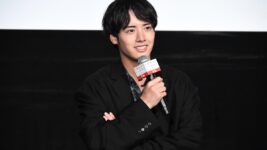 菅野美穂×赤楚衛二が“仕掛け人”に！ 前代未聞のミステリーバスツアーで観客仰天