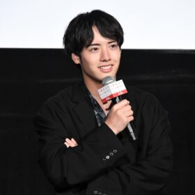 菅野美穂×赤楚衛二が“仕掛け人”に！ 前代未聞のミステリーバスツアーで観客仰天
