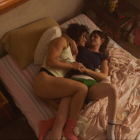 愛と暴力がステロイドで増幅されて……衝撃作『愛はステロイド』の新予告編解禁