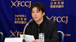 山田裕貴「ウジ虫も食べた」役作りに挑んだ覚悟と“真実”への想い 『木の上の軍隊』記者会見