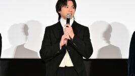 山田裕貴、19世紀ヴィンテージ衣装に感激も「動きづらい…首元が嫌」と苦笑