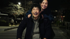 堺雅人＆井川遥、自転車に二人乗りし無邪気に笑い合う…『平場の月』“初恋”を思い出させる場面写真の数々