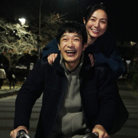 堺雅人＆井川遥、自転車に二人乗りし無邪気に笑い合う…『平場の月』“初恋”を思い出させる場面写真の数々