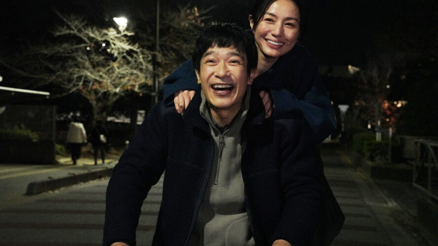 堺雅人＆井川遥、自転車に二人乗りし無邪気に笑い合う…『平場の月』“初恋”を思い出させる場面写真の数々