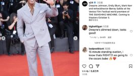 ドウェイン・ジョンソン、肉体改造でまるで別人に？ ヴェネチア国際映画祭でスリムな体型披露