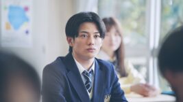 AmBitious・真弓孟之、映画初出演で堂々の存在感！ 先輩・長尾謙杜との関西コンビが放つ化学反応