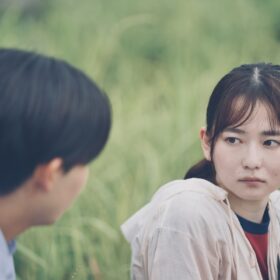 長尾謙杜×山田杏奈、純愛と疑惑が交錯する『恋に至る病』 清廉と危うさを切り取った場面写真公開
