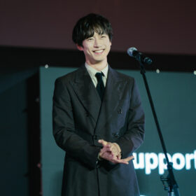 坂口健太郎、渡辺謙とともに釜山国際映画祭の大歓声に感激！ 韓国語で「たくさんの愛をありがとう！」と絶叫