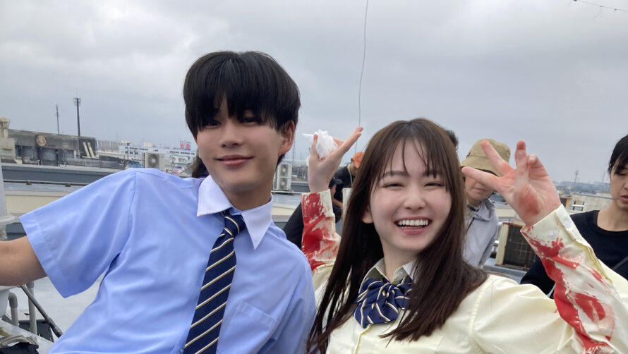 長尾謙杜、山田杏奈と“血だらけ”でピース!? 『恋に至る病』和気藹々なメイキング写真公開